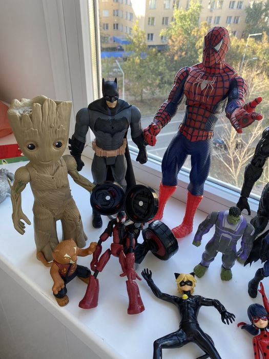 Супергерої бетмен, веном, людина павук, леді баг, супер кіт