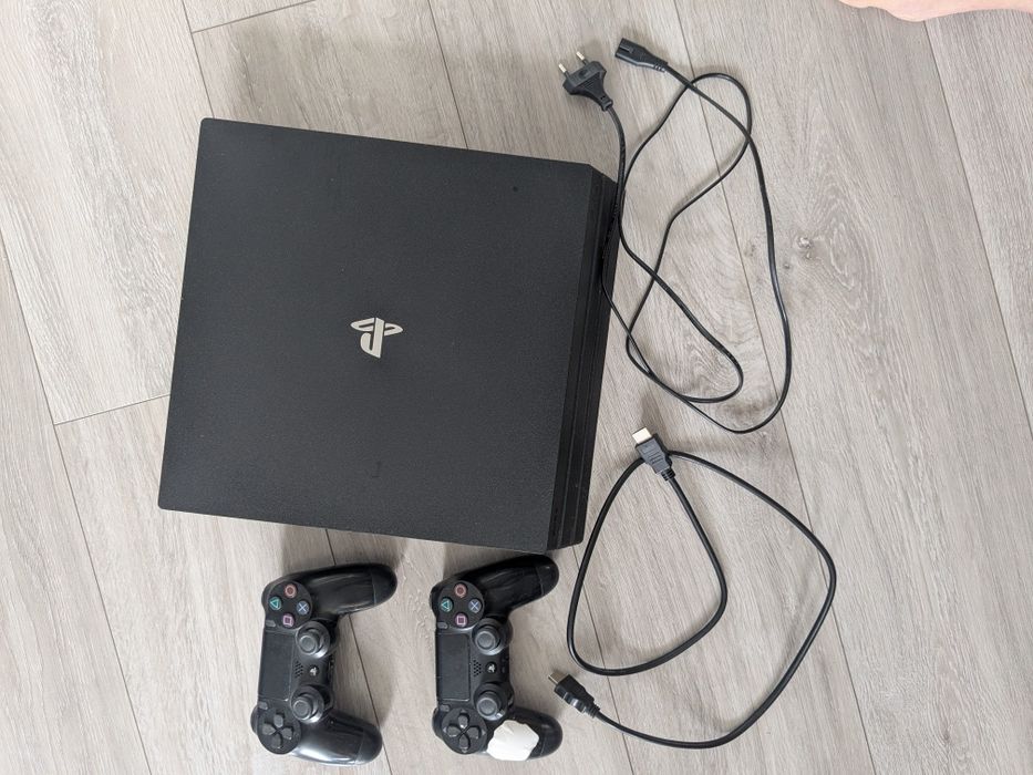 Playstation 4 Pro + 2 pady