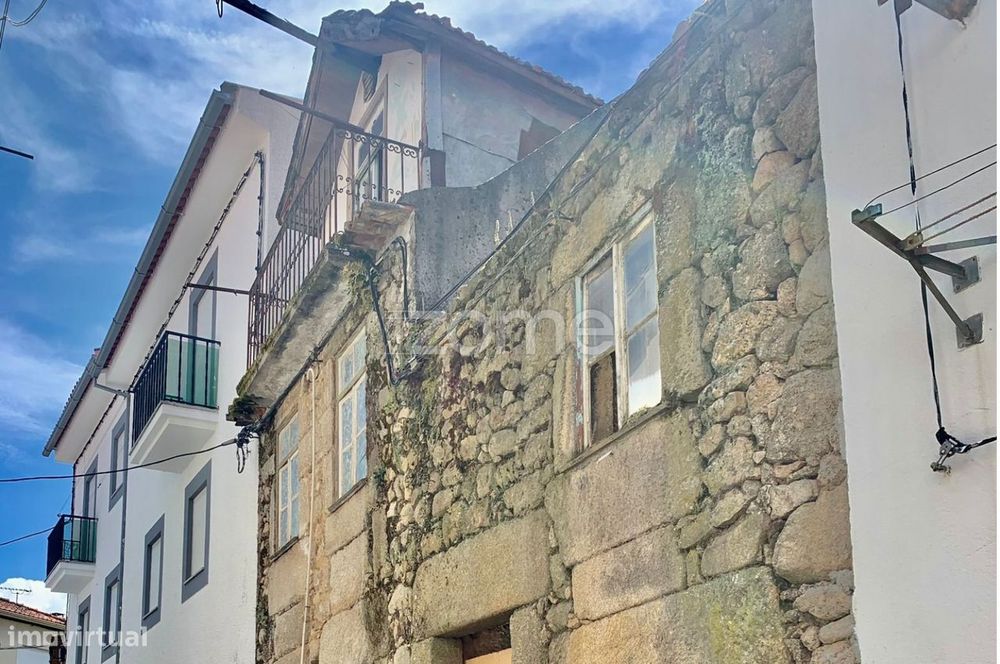 Duas casas em ruinas, em banda, 3 pisos, 140m2-Melo-Gouveia- Guarda