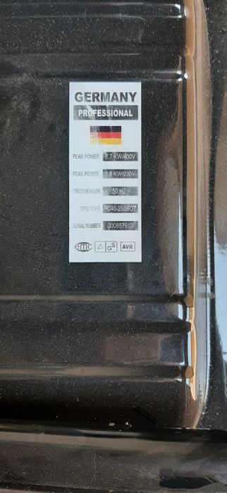 Генератор трифазний