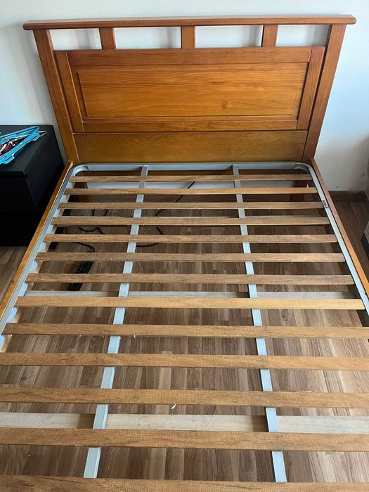 Cama de casal com colchão ortopédico e estrado