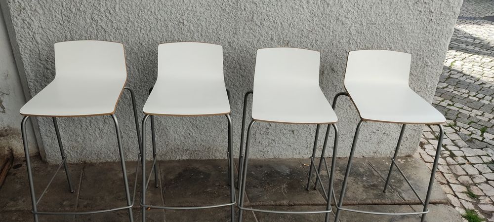 Bancos brancos lacados