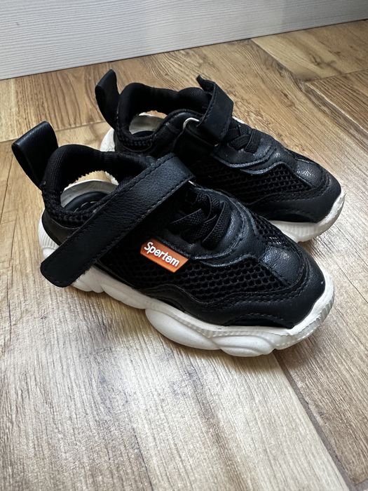 Дитячі босоніжки, кросівки