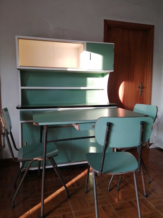 Armário Antigo + mesa + 3 cadeiras