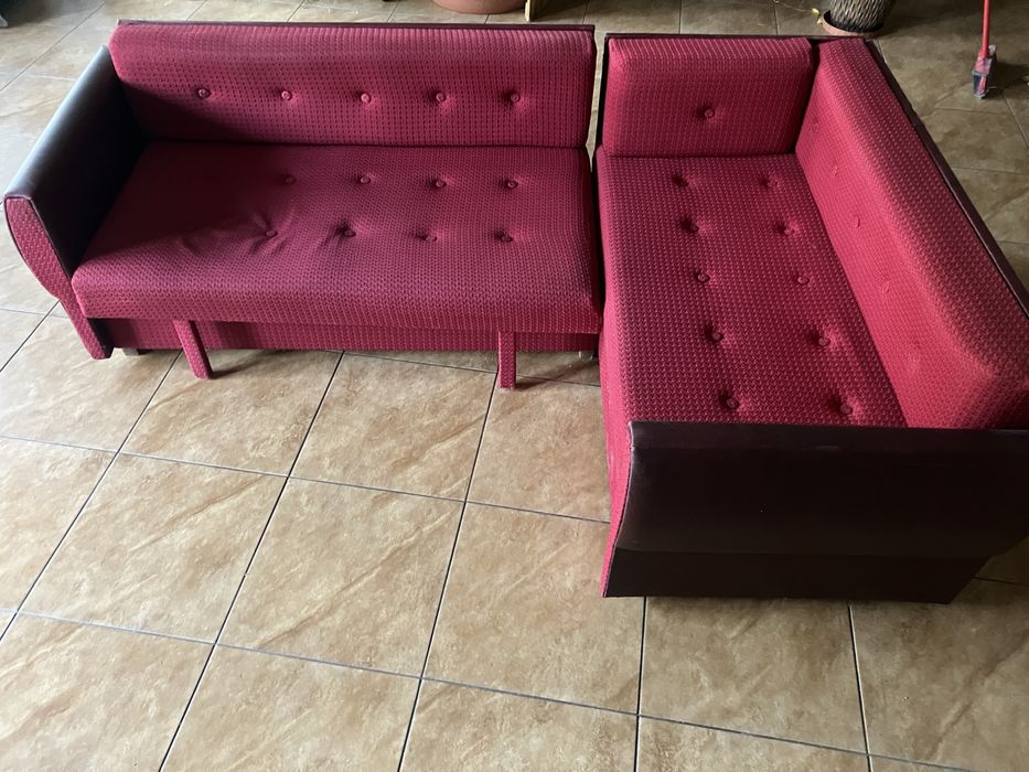 Stara czerwona kanapa naroznikowa