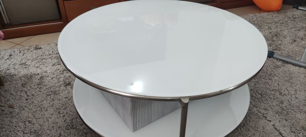 Coffee table in good condition.64585228057857120