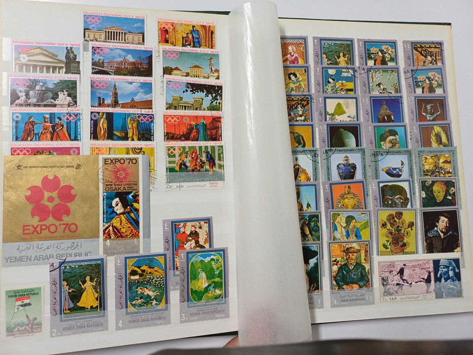 Álbuns com várias centenas de selos de vários países 2 unidades