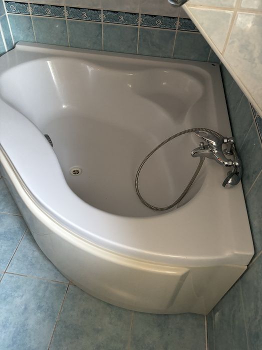 Wanna narożna z baterią