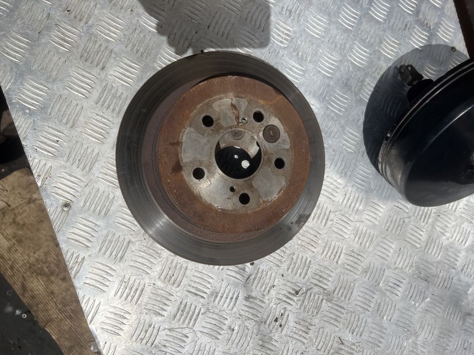 Задний тормозной диск Тойота рав4 год 04 toyota rav4