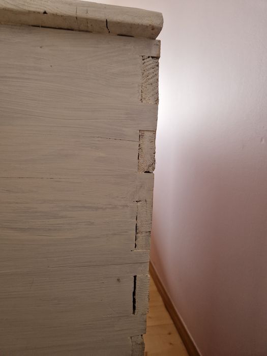 Stara drewniana biała komoda, trzy szuflady