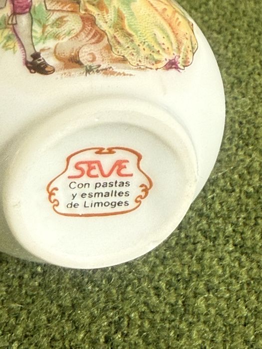 Mini wazonik porcelanowy ze scenką