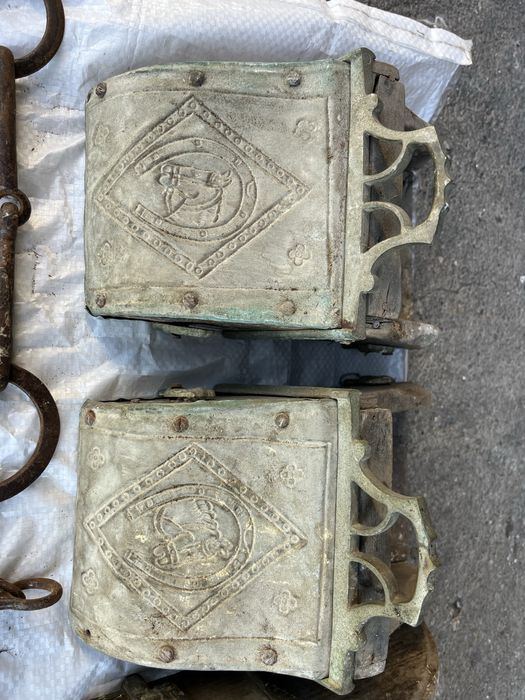 Estribos de caixa, embocaduras e esporas