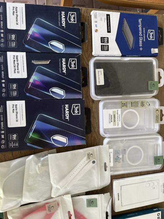 Sprzedam akcesoria to telefonow, paski mi band, to co na zdjeciach.