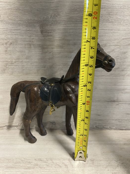 Figurka konia z drewna