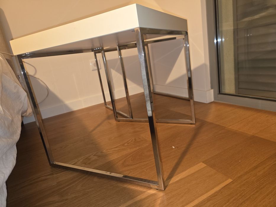 Mesa-de-cabeceira lac. mate belje escuro com pés inox