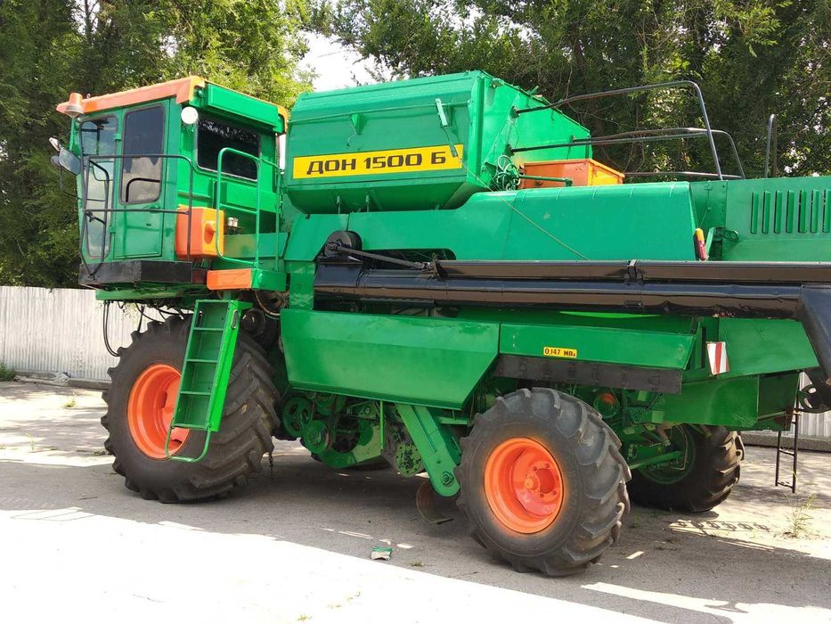 Продам зерноуборочный комбайн ДОН-1500Б