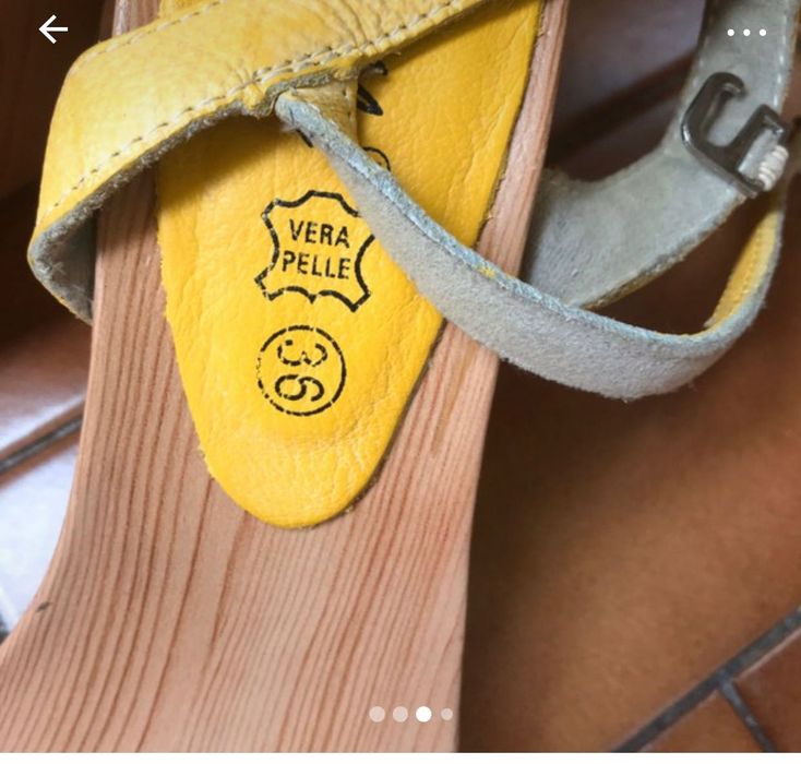 Żółte sandałki na drewnianym spodzie