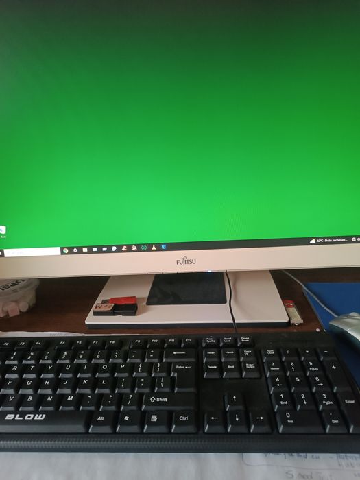 Komputer stacjonarny z monitorem