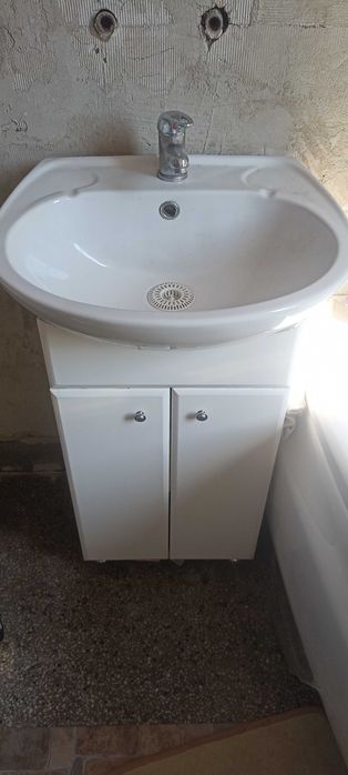 Szafka łazienkowa z umywalką