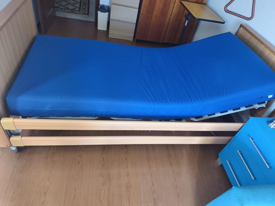 Cama Articulada Elétrica Sensicare c/Acessórios.