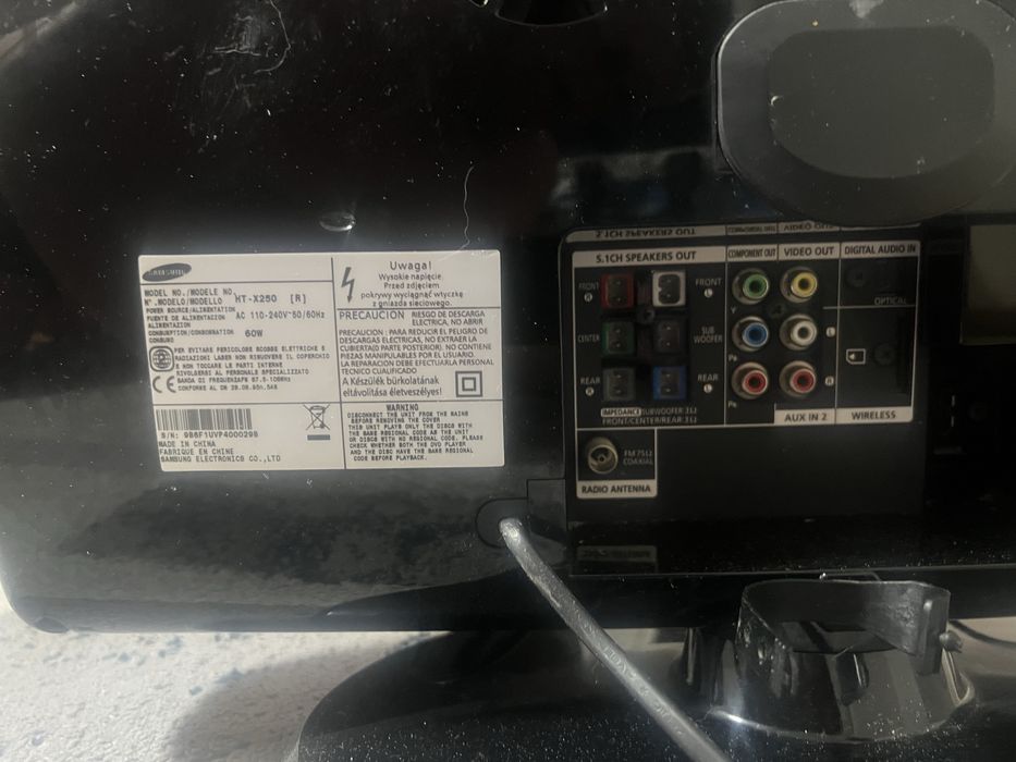 Sistema de som/ Home Cinema Samsung  Home Cinema HT-X250 5+1 com fios.  Tudo a funcionar sem problemas.