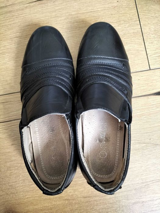 Czarne chłopięce buty galowe
