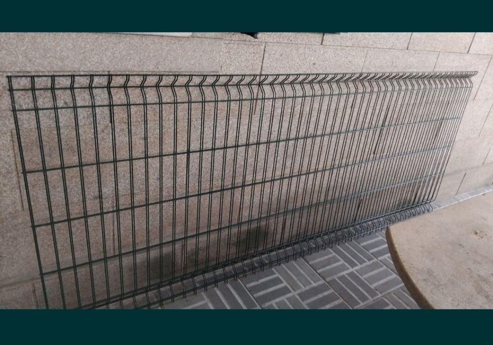 Painel metálico com poste