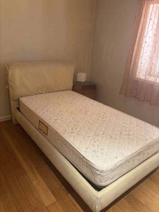Quarto solteiro moderno e em muito bom estado