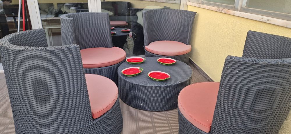 Conjunto mesa e cadeirões de jardim