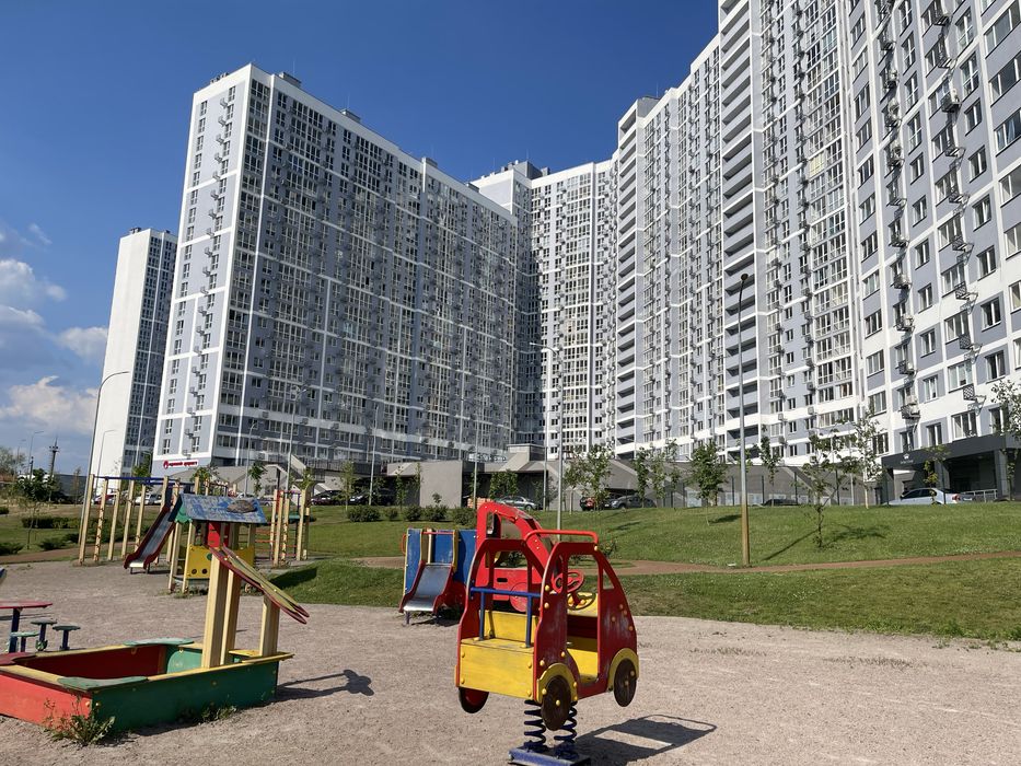 Ревуцького 40В, метро Харківська 300 метрів