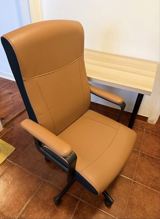 Mesa de Escritório + Cadeira Giratória em Excelente Estado