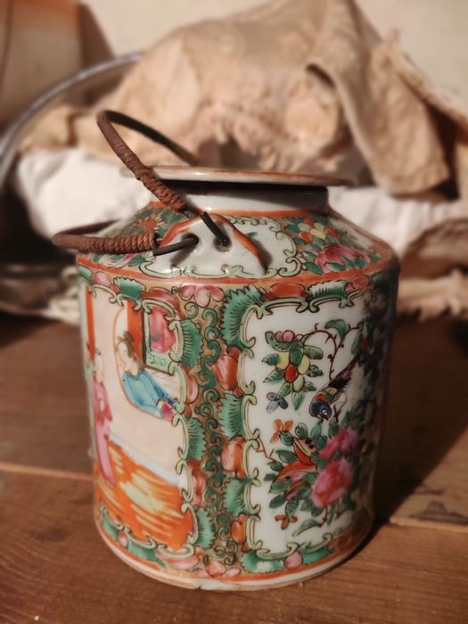 2 Bules séc.  Bule de chá largo, Chinês séc XIX de medalhão de rosas.