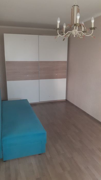 Безкоштовне житло в Києві  для молодої жінки за допомогу в будинку.