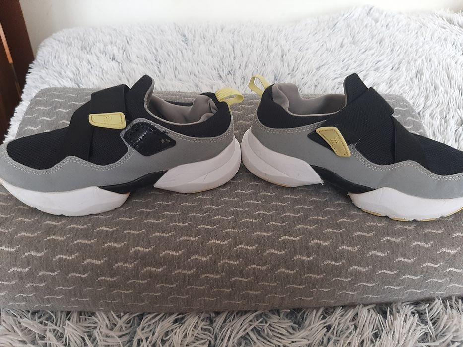 Кросівки на хлопчика або дівчинки.