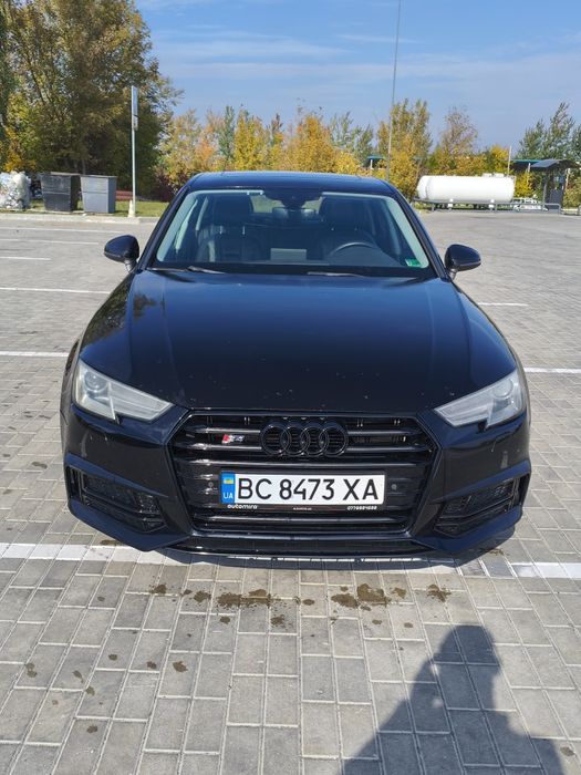Ауді A4B9 2015 року 2.0 бензин Quatrro