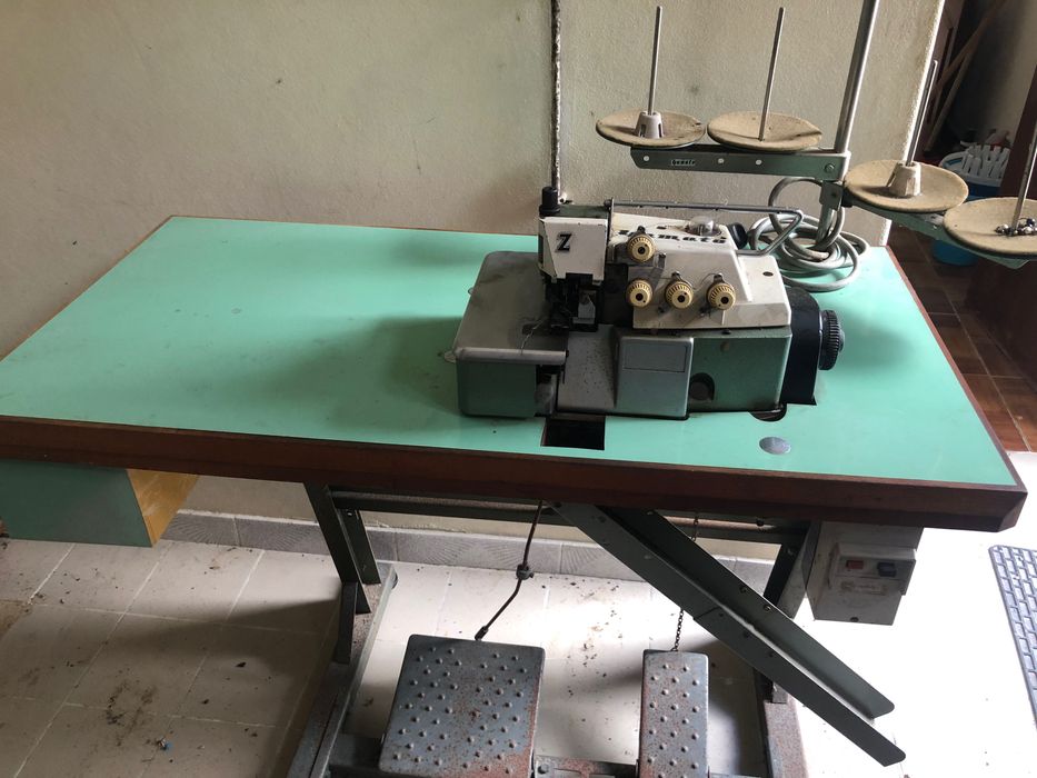 Máquina industrial corte e cose