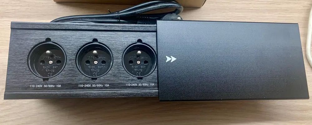 Meblowe gniazdo elektryczne przesuwne