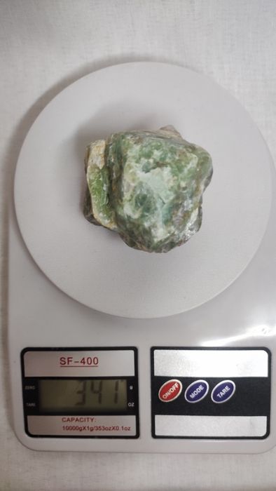 Натуральный камень флюорит.