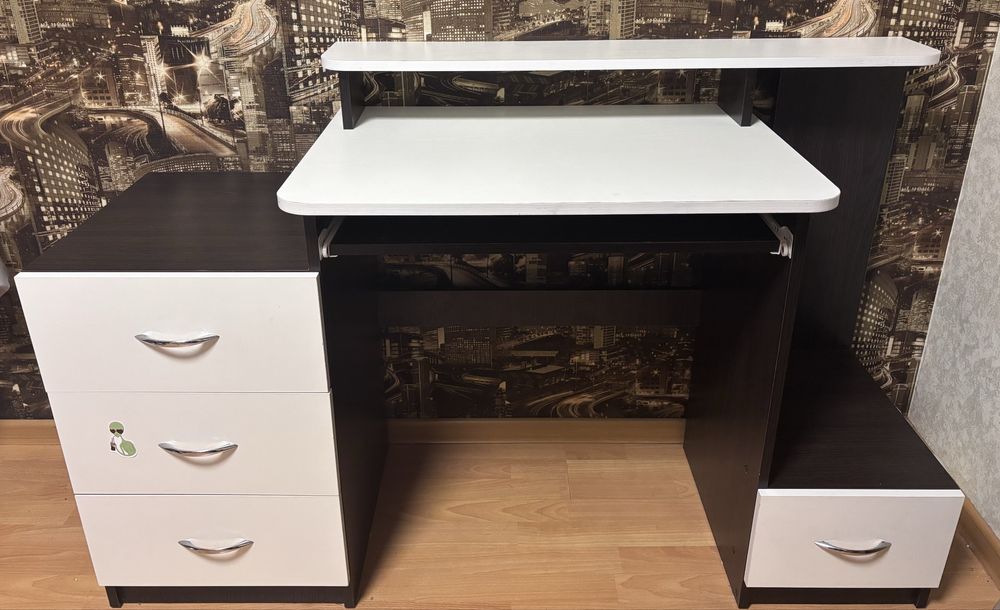 Компʼютерний стіл