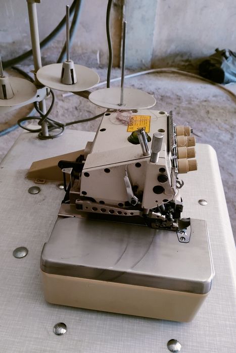 Máquina de costura corte e cose SEWMAQ