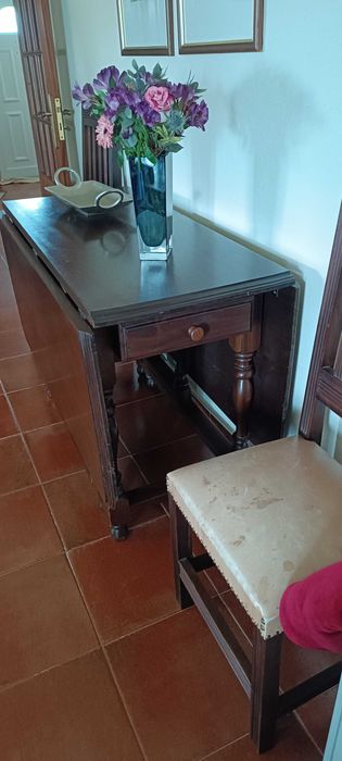 Mesa de sala com 4 cadeiras