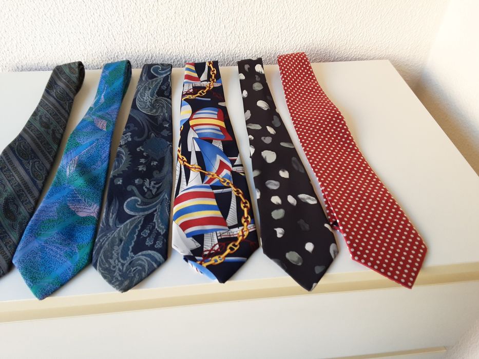 9 Gravatas italianas em seda pura + 2 em Poliester.