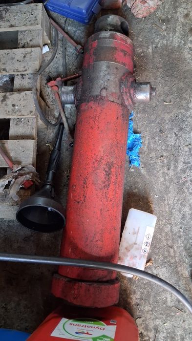 Siłownik hydrauliczny przyczepy tandem