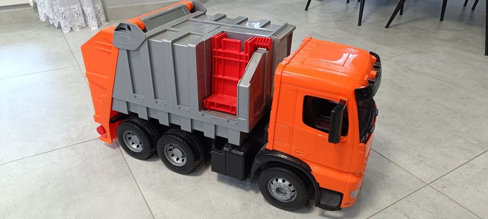 Śmieciarka gigant Lena ciężarówka Mercedes