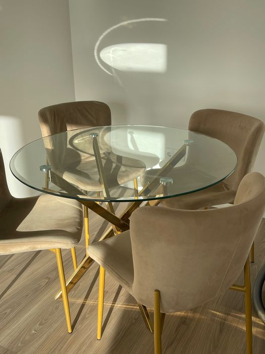 Conjunto de mesa e cadeiras