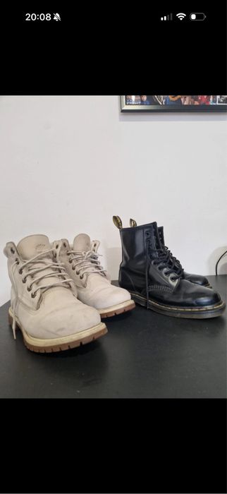 2 botas. 1 dr martens preta e 1 timberlands creme