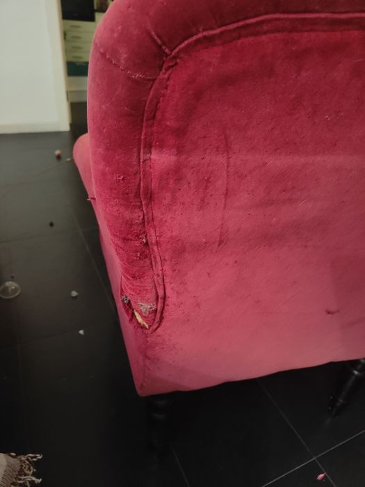 Cadeirões bordeaux para restaurar