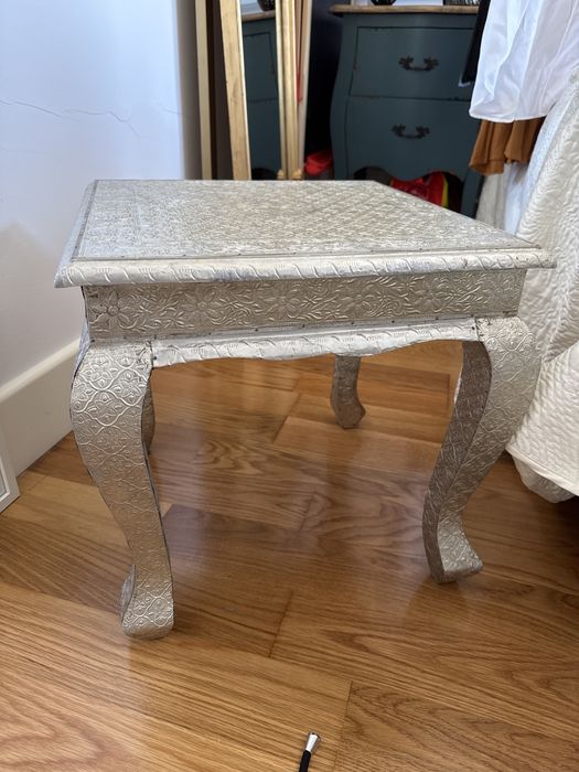 Mesa de apoio  estilo arabe forrada a chapa da Zara Home