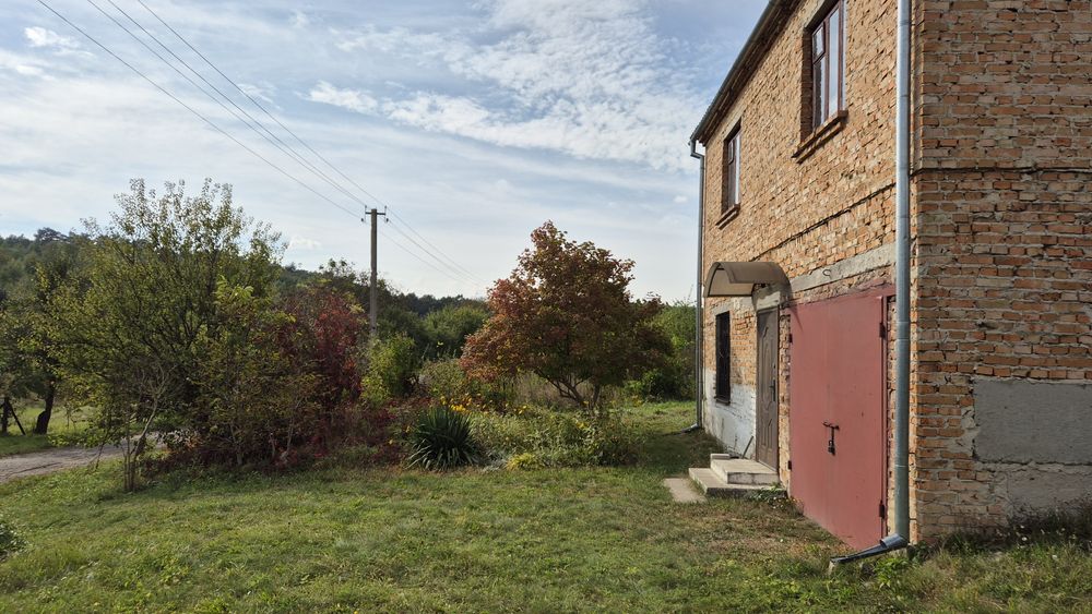 Будинок біля лісу