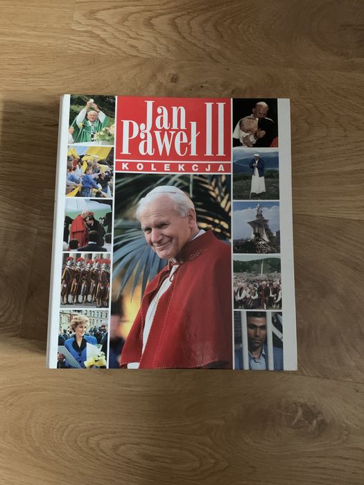 Jan Paweł II - segragtory z gazetami